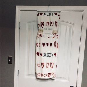 Rae Dunn ❤️ XOXO❤️ Printed Plush Throw